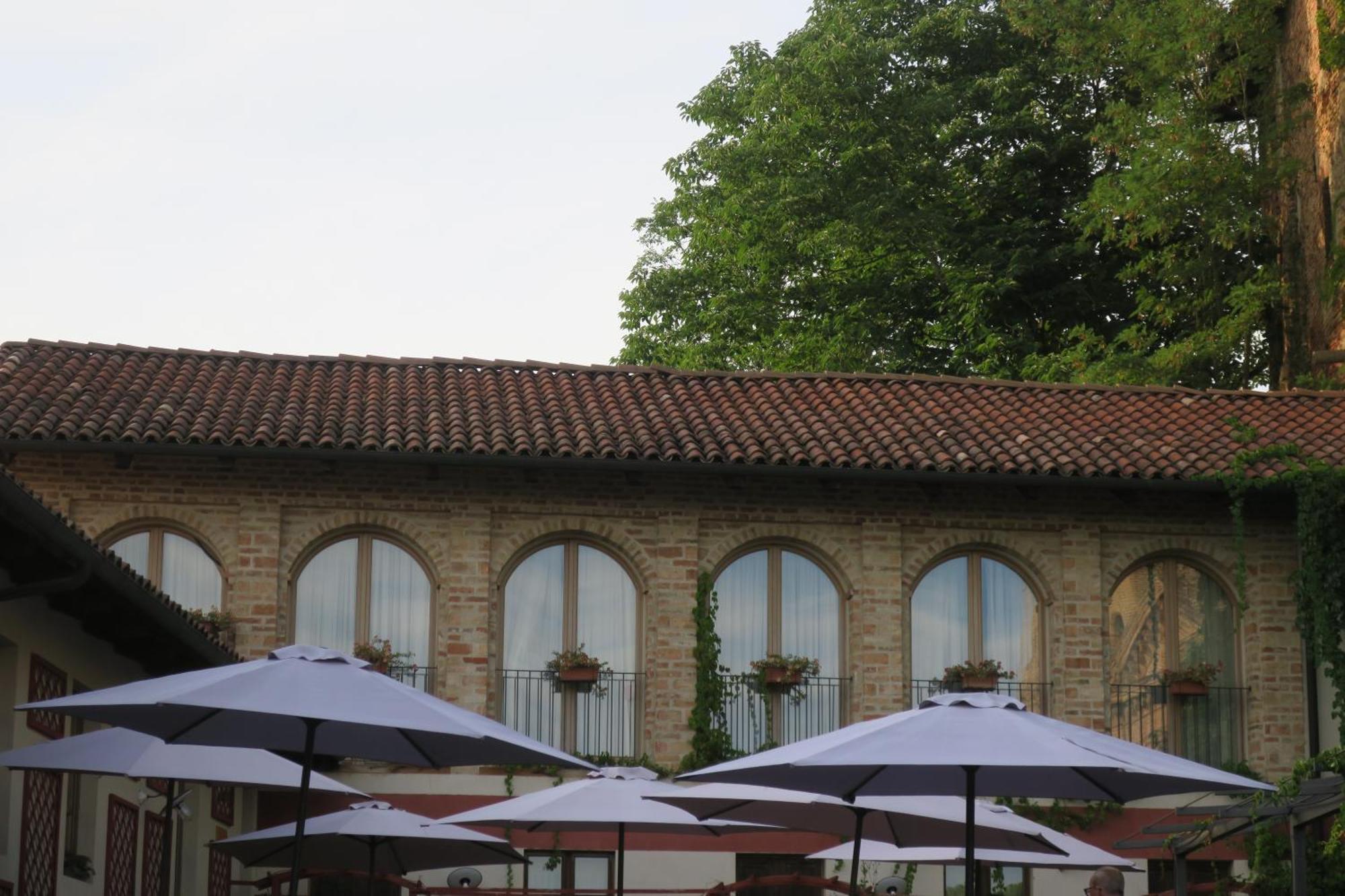 Foresteria Ristorante Conti Roero Monticello d'Alba ภายนอก รูปภาพ